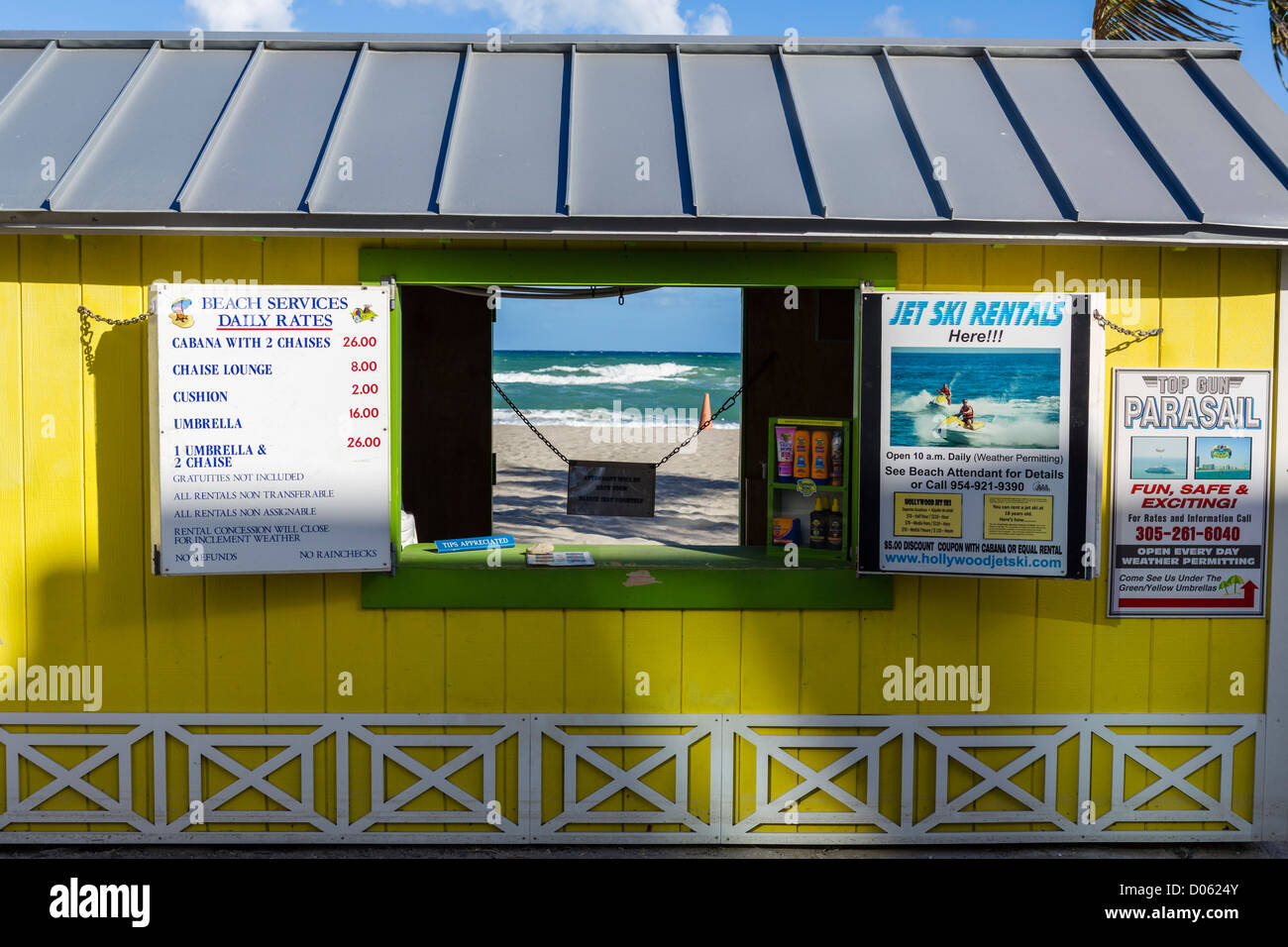 Les services de la plage sur le stand de location à Hollywood Broadwalk, près de Fort Lauderdale, comté de Broward, Gold Coast, Florida, USA Banque D'Images