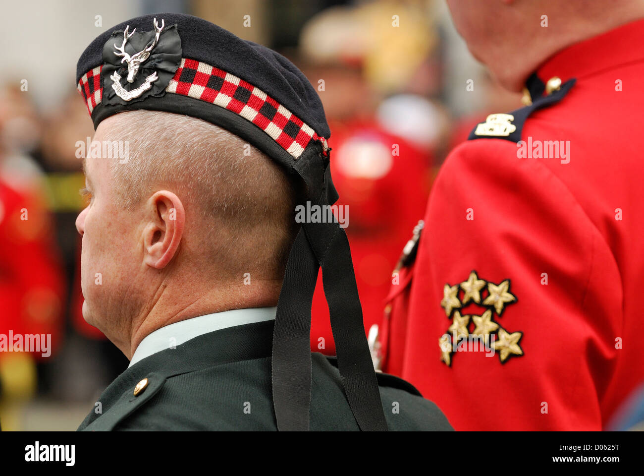 Seaforth Highlander debout à côté d'une GRC à la cérémonie du Jour du Souvenir. Banque D'Images