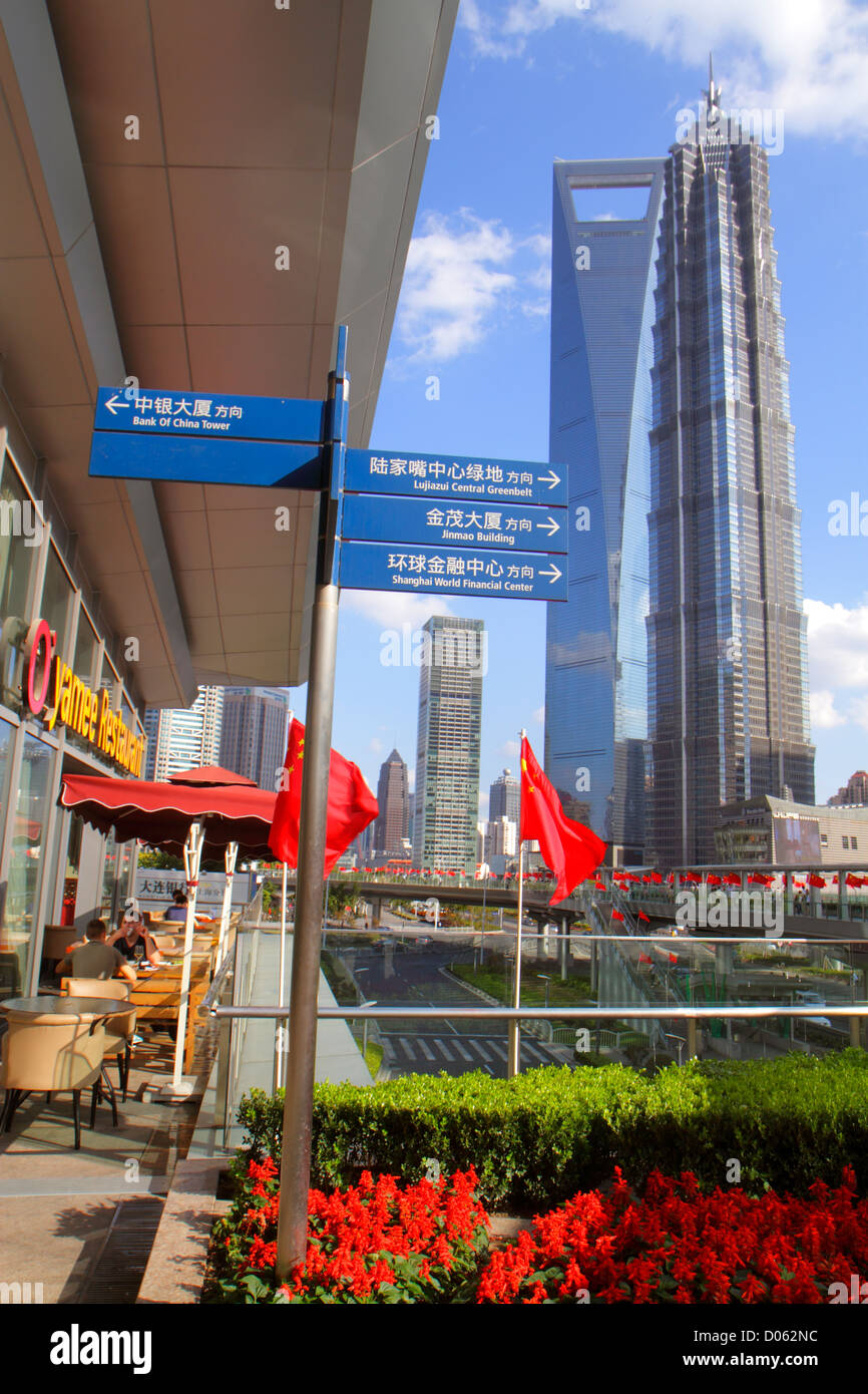 Shanghai Chine, quartier financier chinois de Pudong Lujiazui, route de l'est de Lujiazui, Pont piétonnier de Lujiazui, vue de,panneau,directions,flèches,mandarin,hanz Banque D'Images