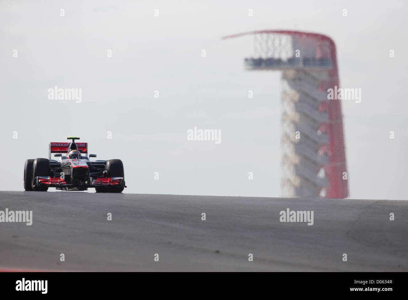 Le pilote britannique Lewis Hamilton passe la tour d'observation au cours de la première F1 Grand Prix des Etats-Unis à Austin, Texas Banque D'Images