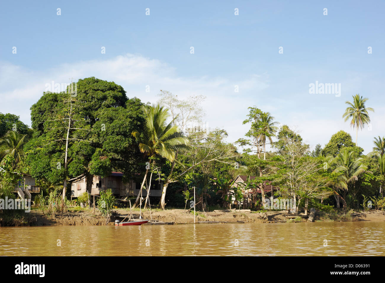 Maisons de Malaisie sur les rives de la rivière Kinabatangan, Sabah, Bornéo Banque D'Images