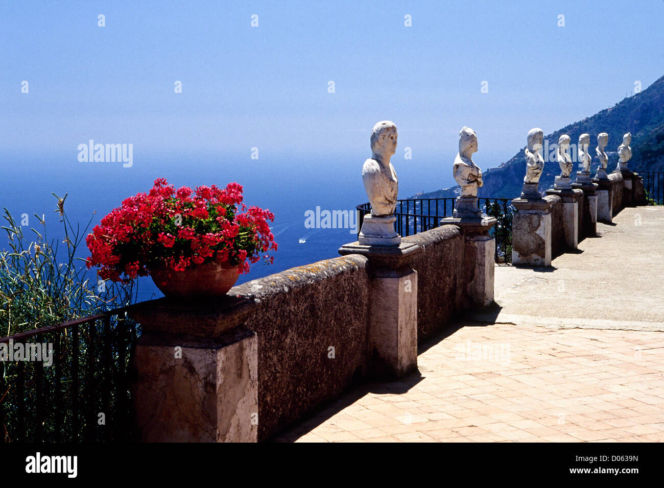 Fleurs en pot et des statues sur une terrasse avec vue sur la côte, la Villa Cimbrone, Ravello, Campanie, Italie Banque D'Images