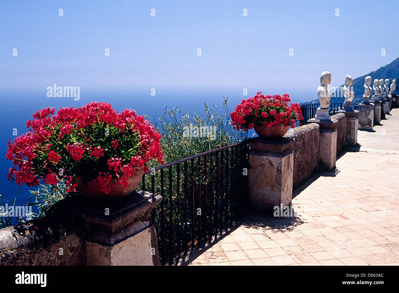 Des fleurs et des sculptures sur le belvédère de l'infini, la Villa Cimbrone, Campanie, Italie Banque D'Images