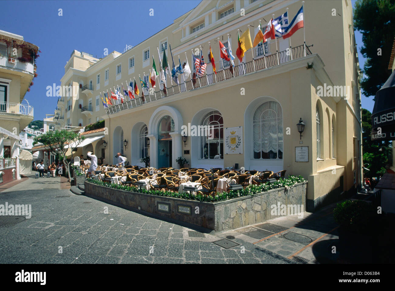 Vue extérieure de l'hôtel Grand Hotel Quisisana avec drapeaux colorés, Capri, Campanie, Italie Banque D'Images