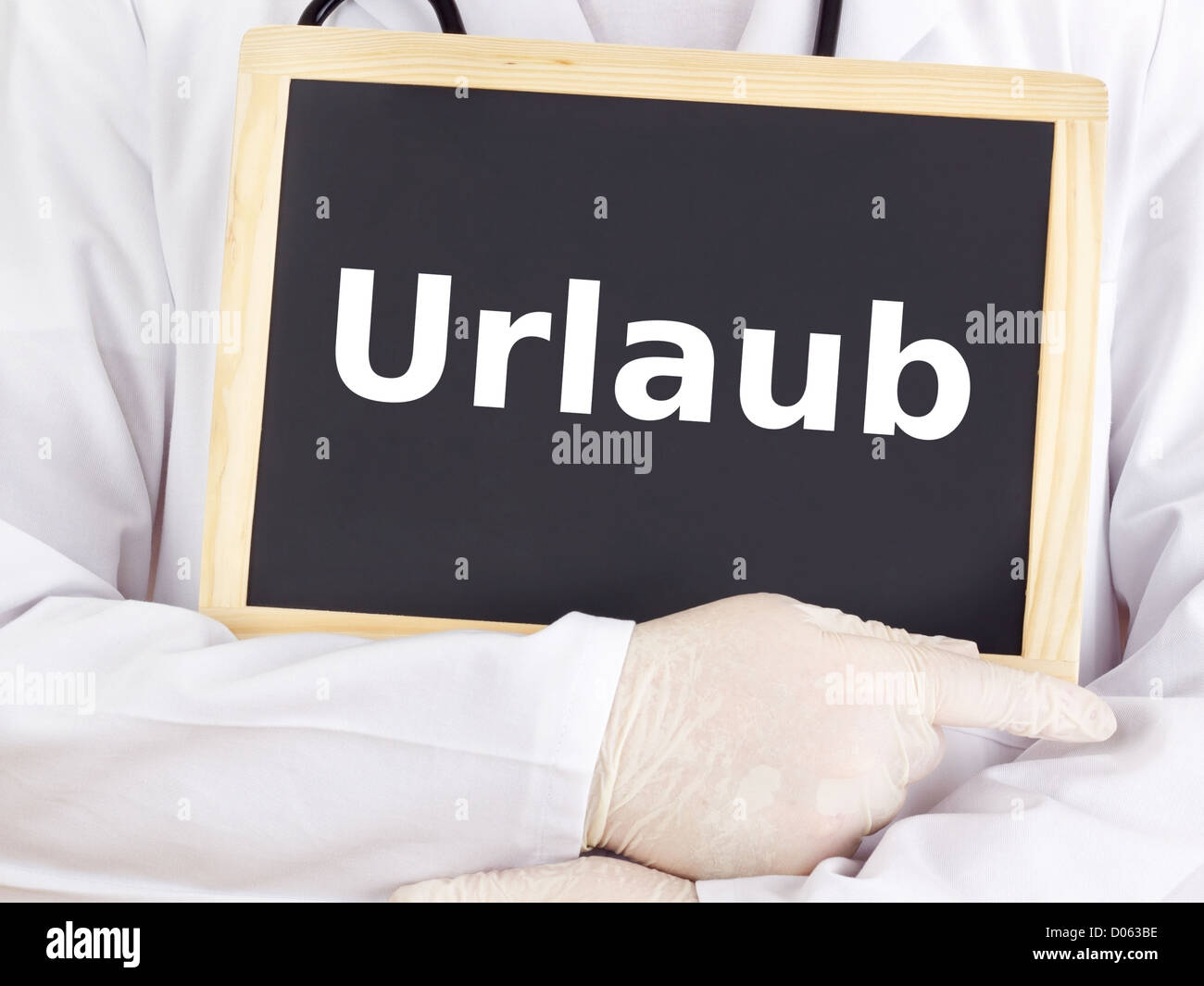 Médecin affiche des informations sur tableau noir : locations Banque D'Images