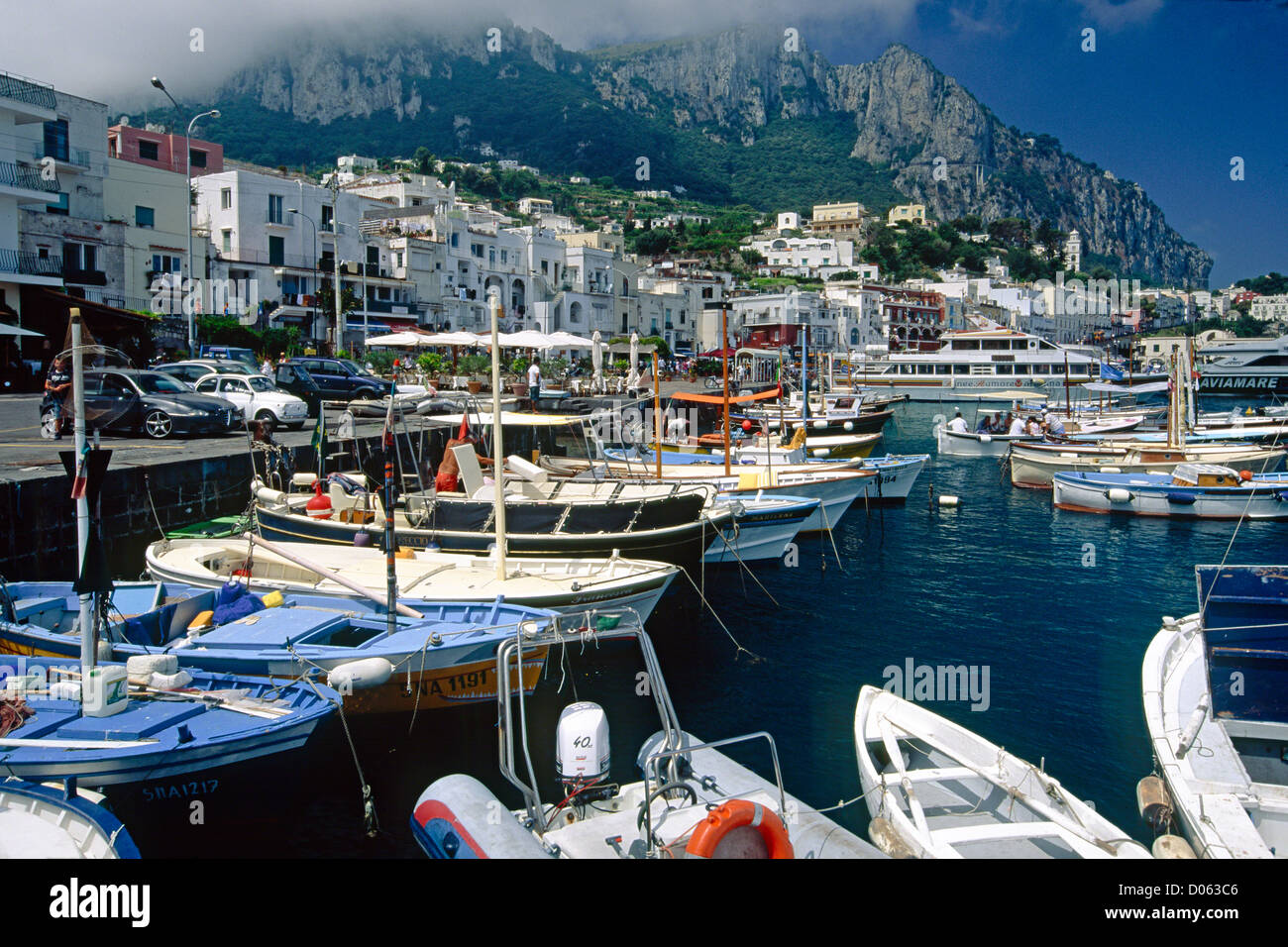 Petits bateaux de pêche dans un port, Marina Grande, Capri, Campanie, Italie Banque D'Images