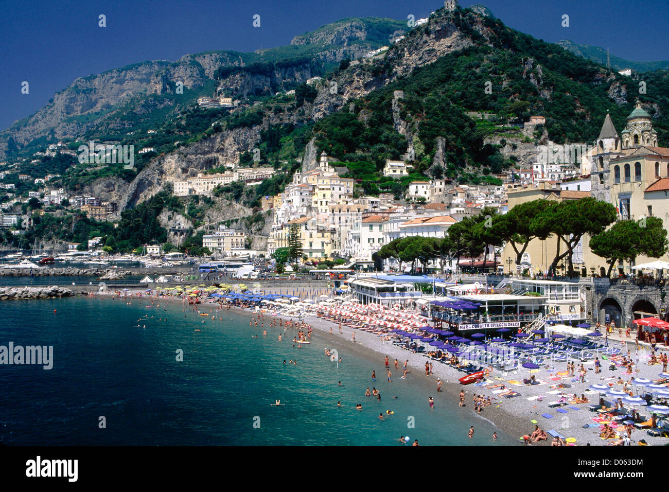 Portrait d'une plage sur la Côte d'Amalfi, Côte Amalfitaine, Campanie, Italie Banque D'Images