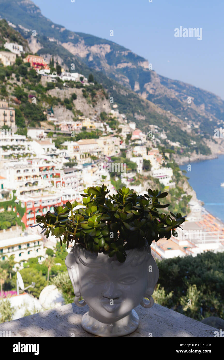 Vase sculpté la tête avec des plantes sur une terrasse rocheuse, Positano, Campanie, Italie Banque D'Images