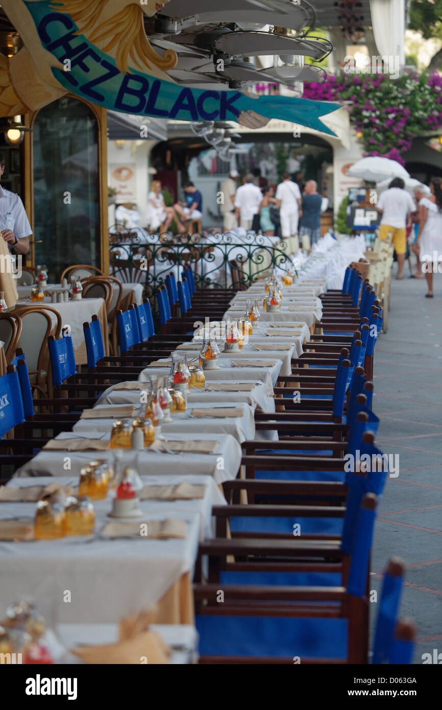 Rangée de table de salle à manger en plein air, Positano, Campanie, Italie Banque D'Images