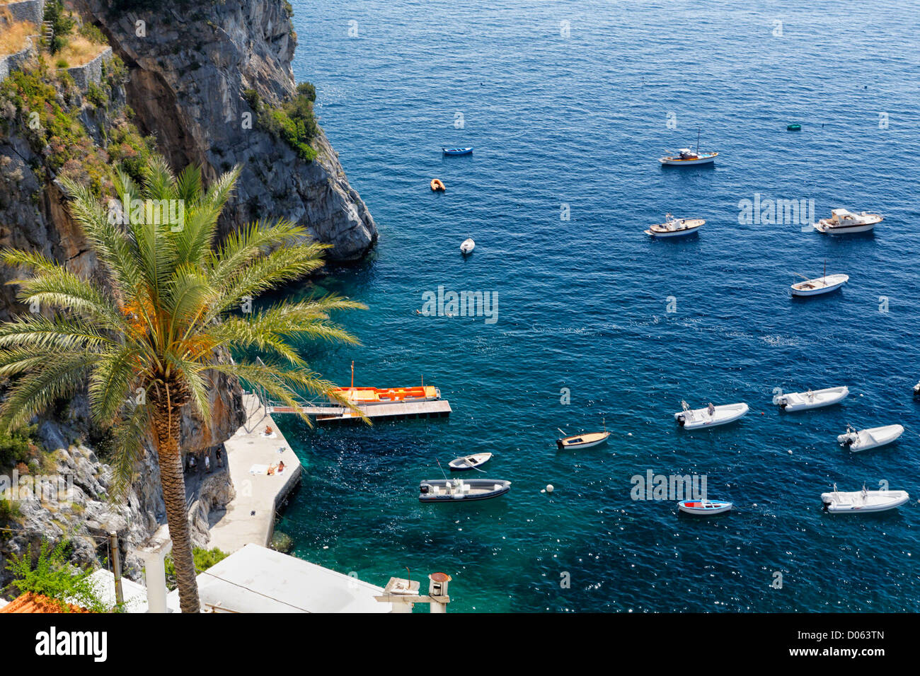 Portrait d'une petite jetée rocheuse le long d'une côte d'Amalfi, Praiano, Campanie, Italie Banque D'Images