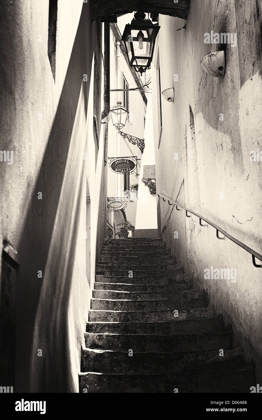 Ombre et lumière dans l'Escalier d'une ruelle, Côte Amalfitaine, Campanie, Italie Banque D'Images