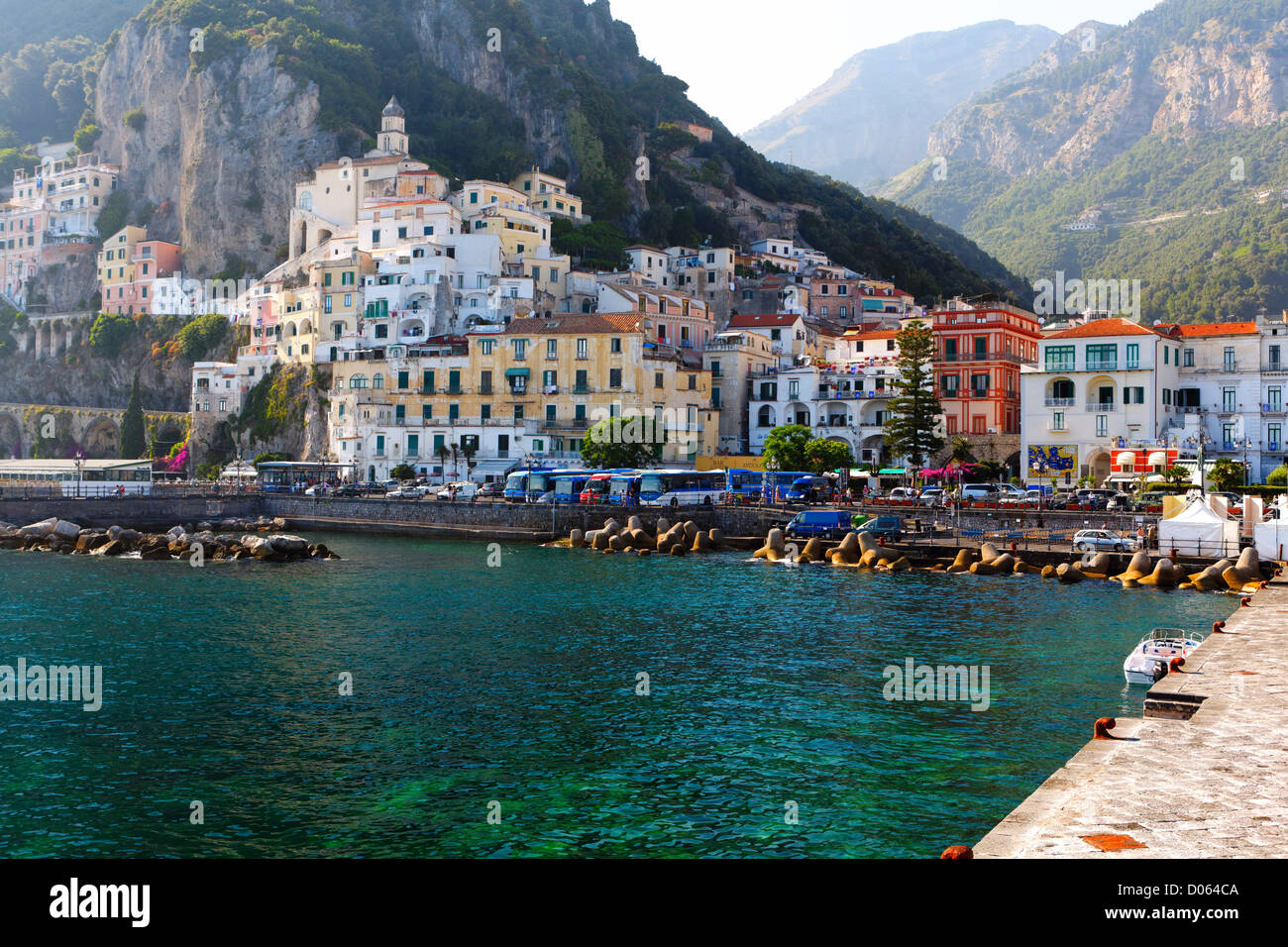 Vue d'Amalfi ville à partir de la jetée du port, Campanie, Italie Banque D'Images