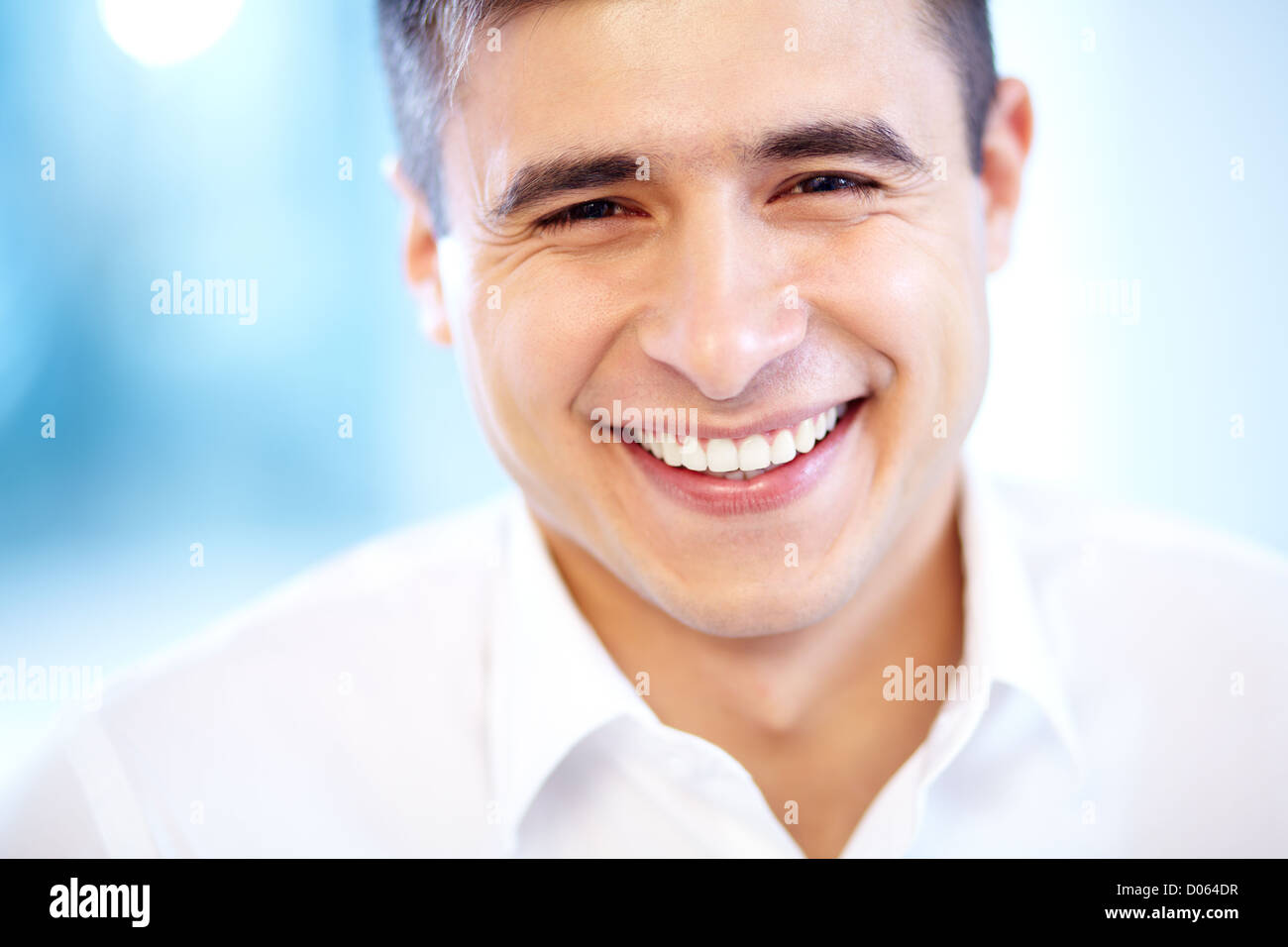 Joyful businessman looking at camera avec Smile Banque D'Images