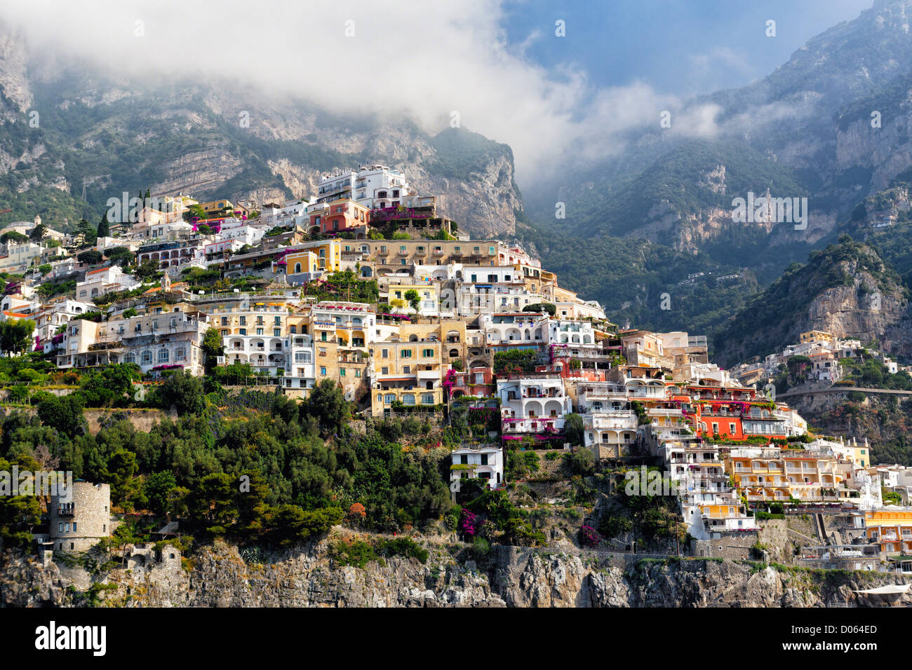 Low Angle View of Houses Bulit sur une colline, Positano, Campanie, Italie Banque D'Images