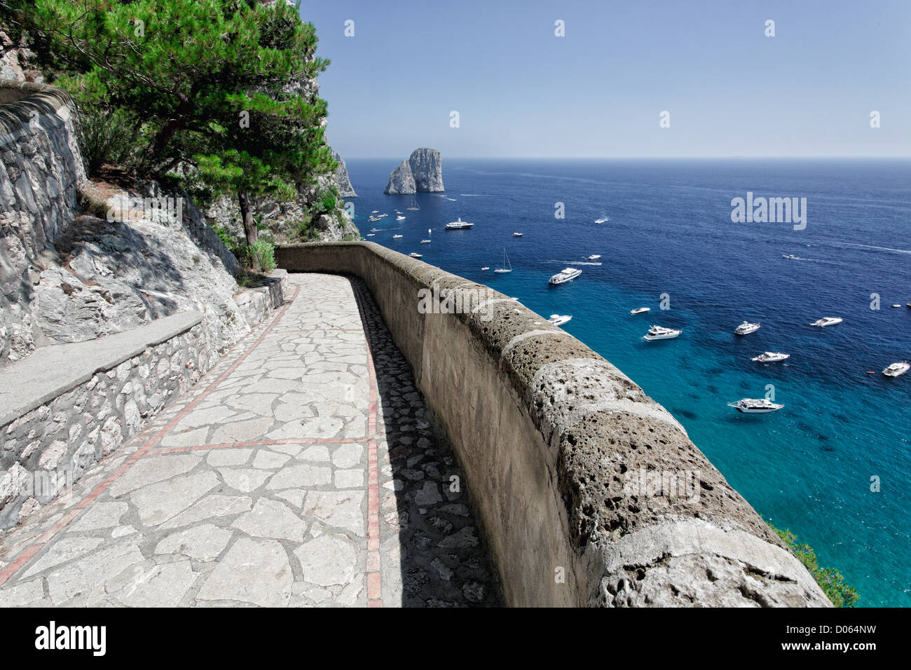 Sentier sur un rivage rocailleux, via Krupp, Capri, Campanie, Italie Banque D'Images