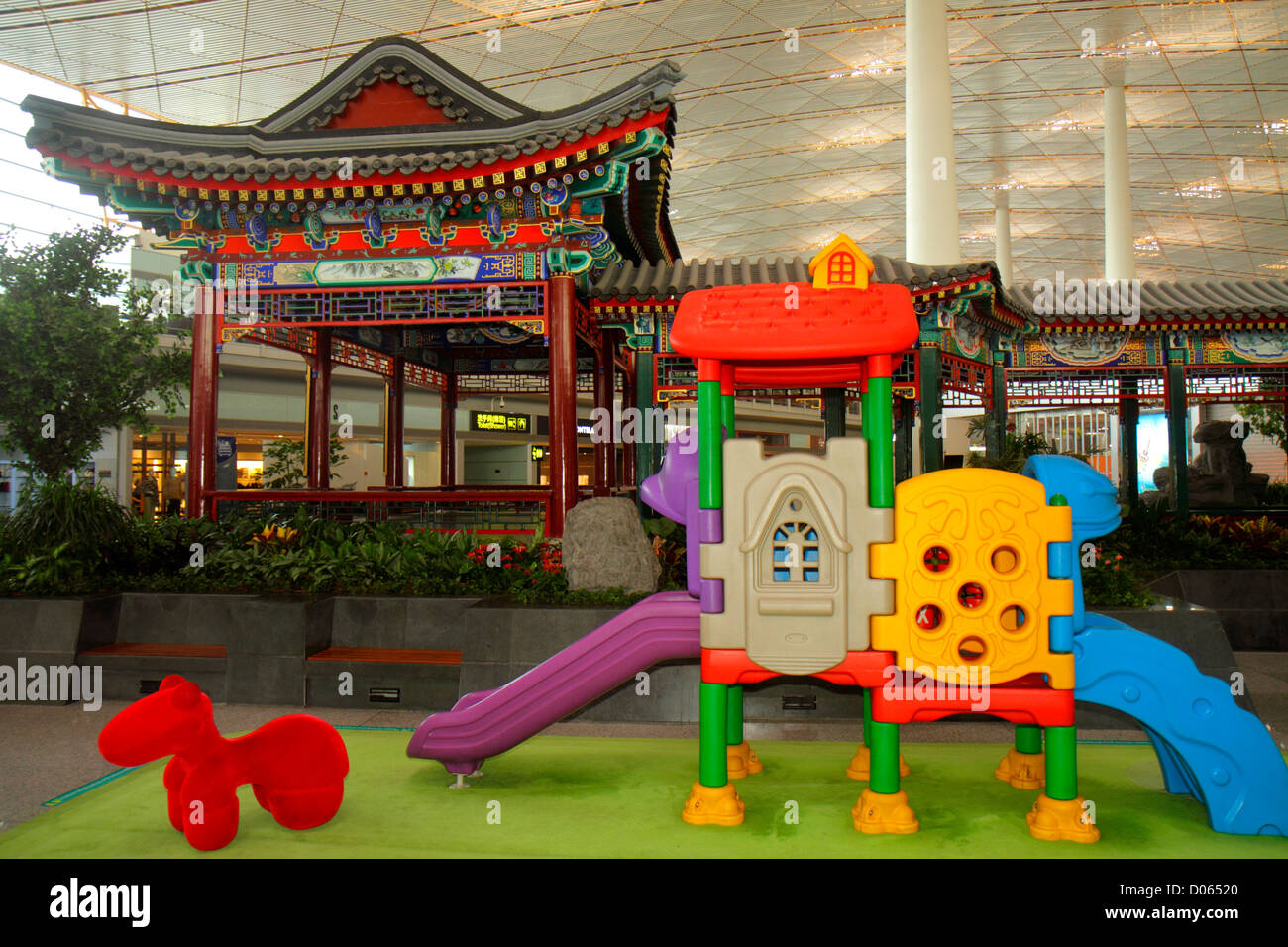 Chine,Asie,extrême-Orient,Pékin,aéroport international de Pékin,PEK,terminal,portail,aire de jeux pour enfants,terrain de jeux,toboggan,temple bouddhiste,China1210080 Banque D'Images