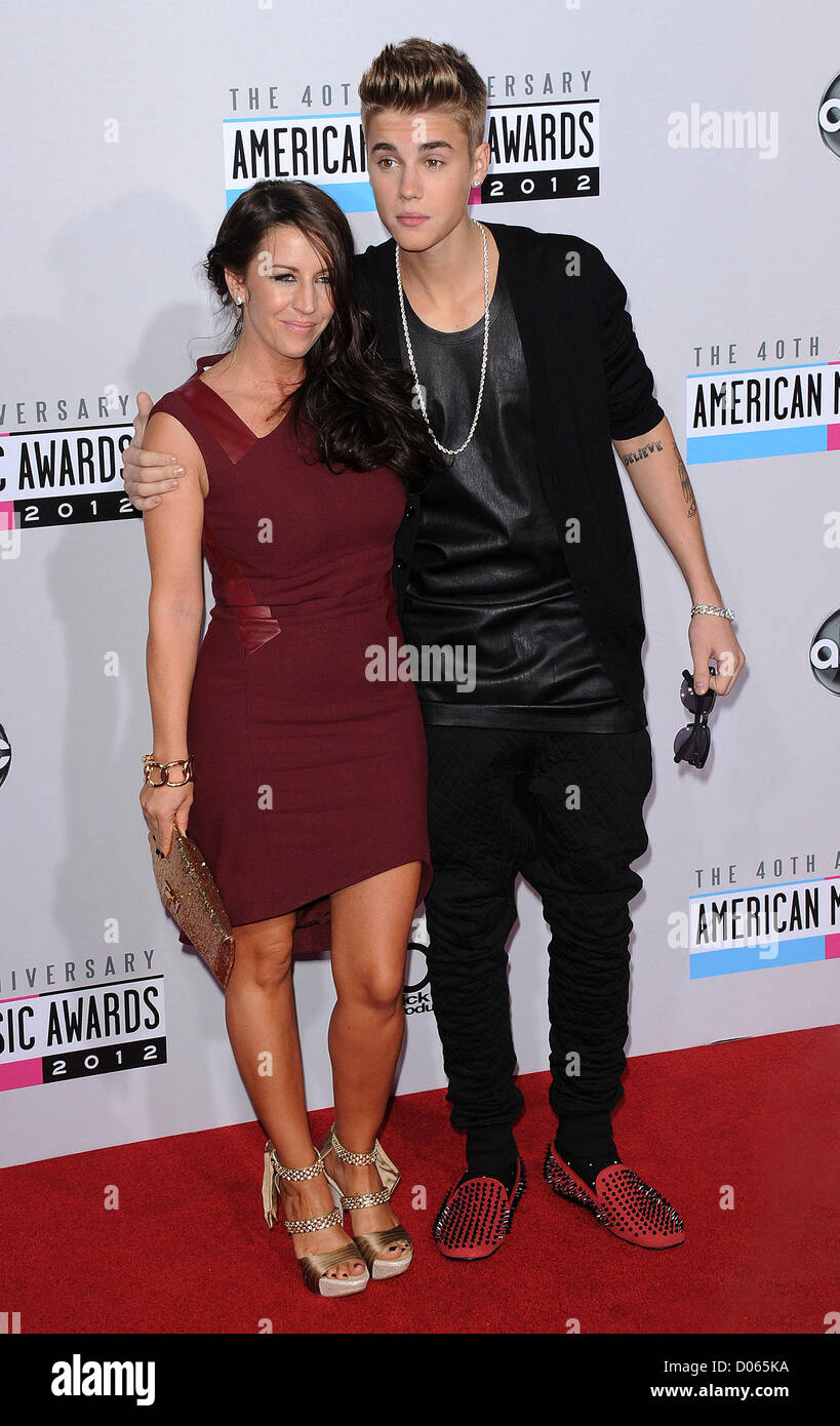 18 novembre 2012 - Los Angeles, Californie, États-Unis - JUSTIN BEIBER & maman arrive pour le 40e anniversaire de l'American Music Awards au Nokia Theater. (Crédit Image : © Lisa O'Connor/ZUMAPRESS.com) Banque D'Images