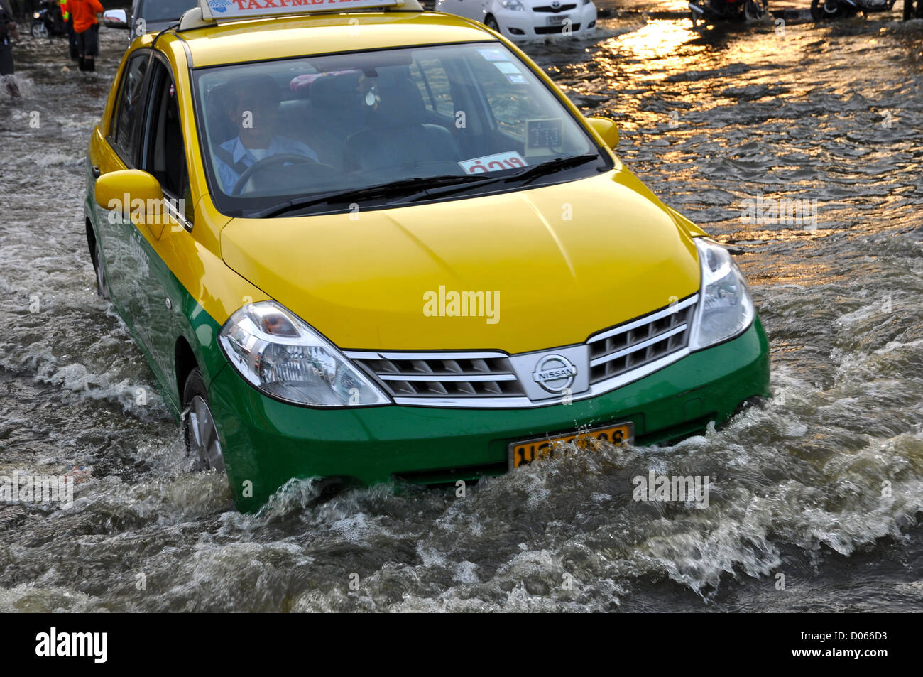 Taxi de Bangkok tente de faire son chemin à travers l'eau d'inondation dans la région de Chatuchak, Bangkok en Thaïlande au cours de grande inondation de 2011. Banque D'Images