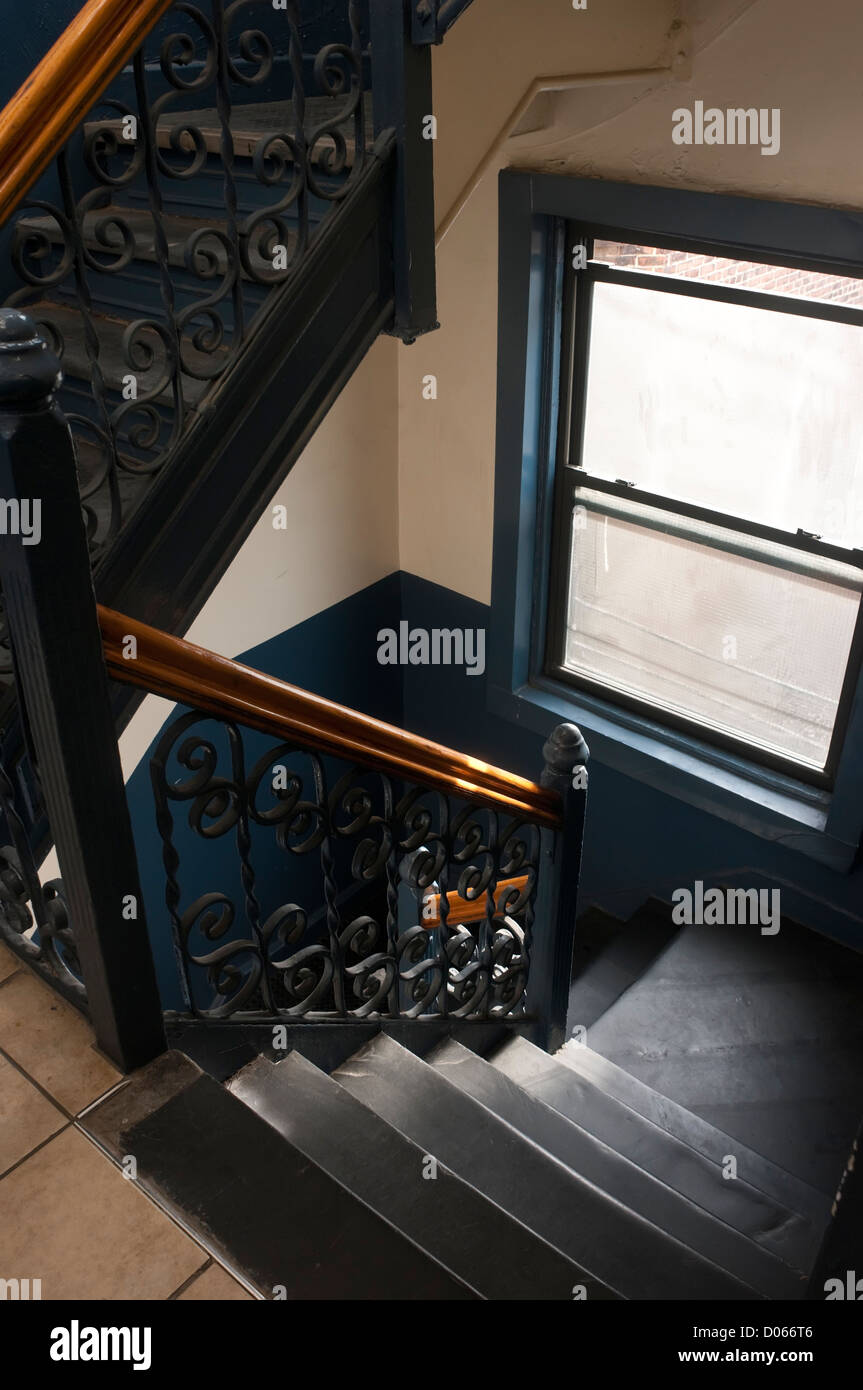 SIron et escalier de pierre dans un siècle New York City tenement Banque D'Images