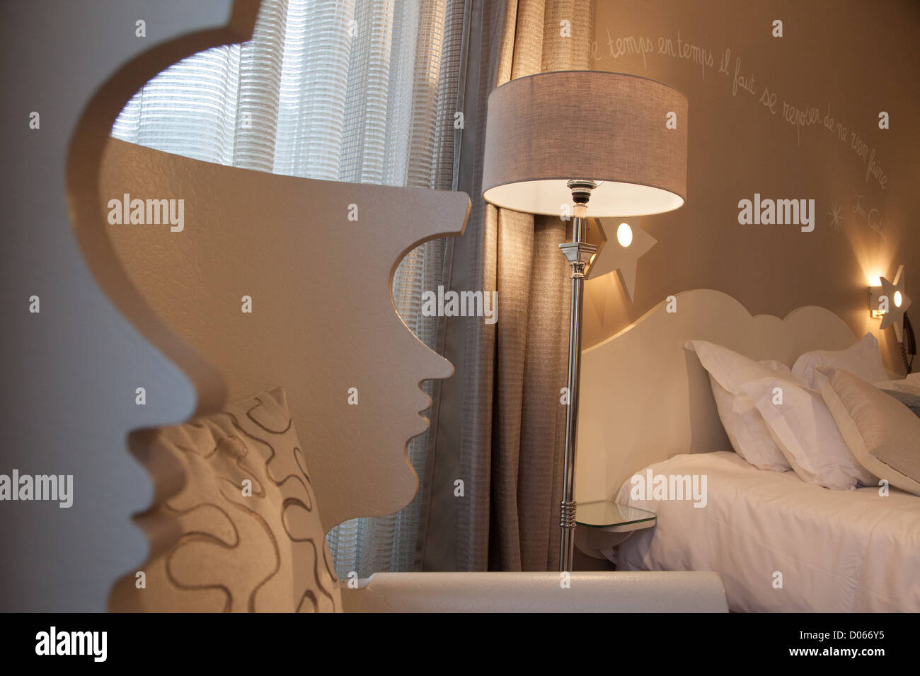 Chambre DANS LAQUELLE JEAN COCTEAU a séjourné à l'hôtel BIENVENUE SUR LE PORT DE VILLEFRANCHE-SUR-MER ALPES-MARITIMES (06) FRANCE Banque D'Images