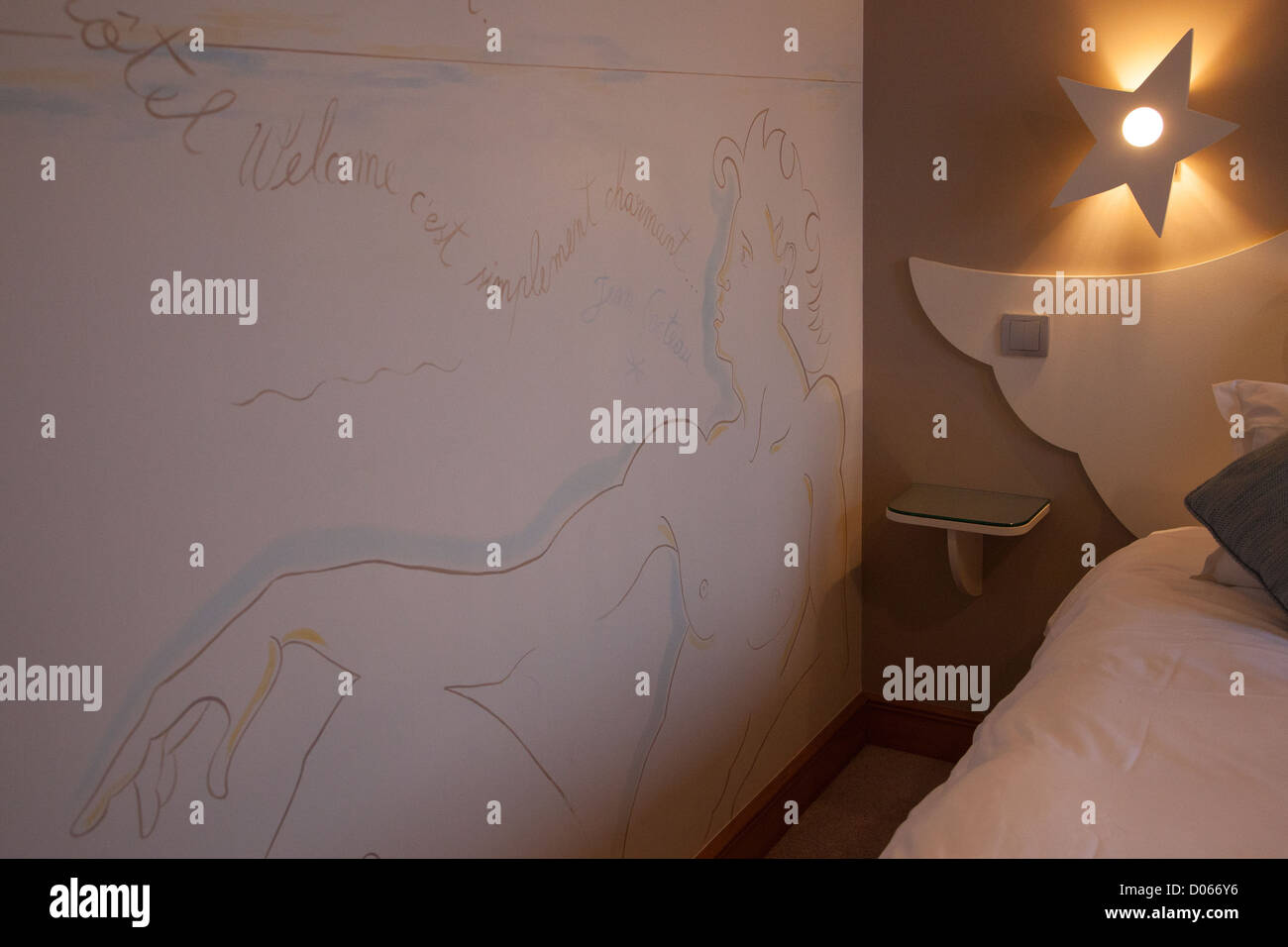 Chambre DANS LAQUELLE JEAN COCTEAU a séjourné à l'hôtel BIENVENUE SUR LE PORT DE VILLEFRANCHE-SUR-MER ALPES-MARITIMES (06) FRANCE Banque D'Images