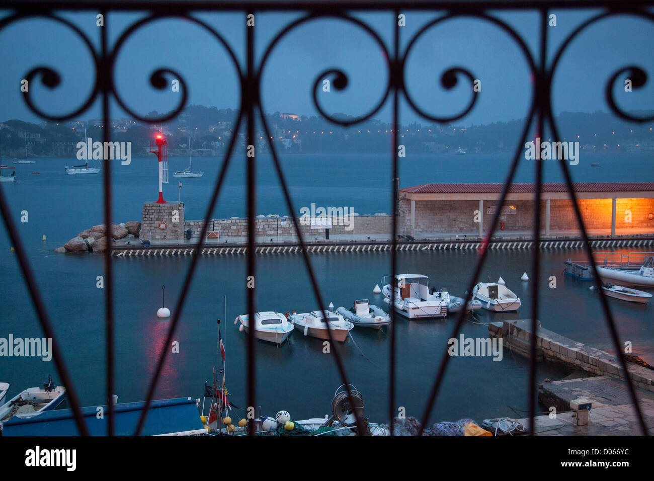 Balcon Chambre OÙ JEAN COCTEAU a séjourné dans l'hôtel WELCOME AVEC VUE SUR LE PORT DE VILLEFRANCHE-SUR-MER ALPES-MARITIMES (06) FRANCE Banque D'Images
