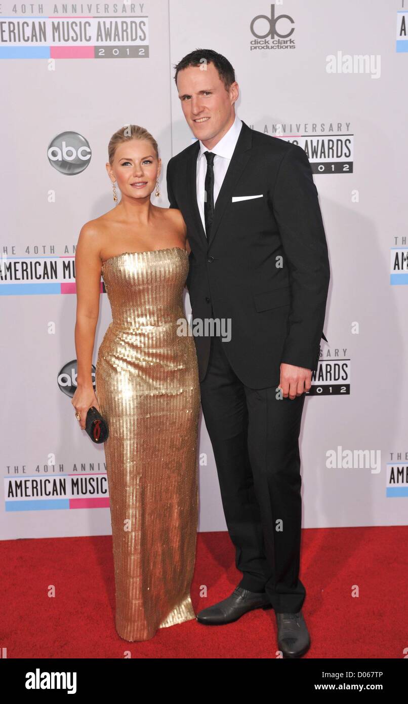 Elisha Cuthbert au niveau des arrivées pour le 40e anniversaire de l'American Music Awards (AMA) - Arrivées, Nokia Theatre à Los Angeles. Vivre, Los Angeles, CA, 18 novembre 2012. Photo par : Elizabeth Goodenough/Everett Collection Banque D'Images