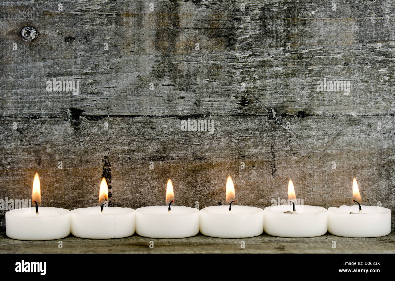 Six bougies sur fond woodeen Banque D'Images