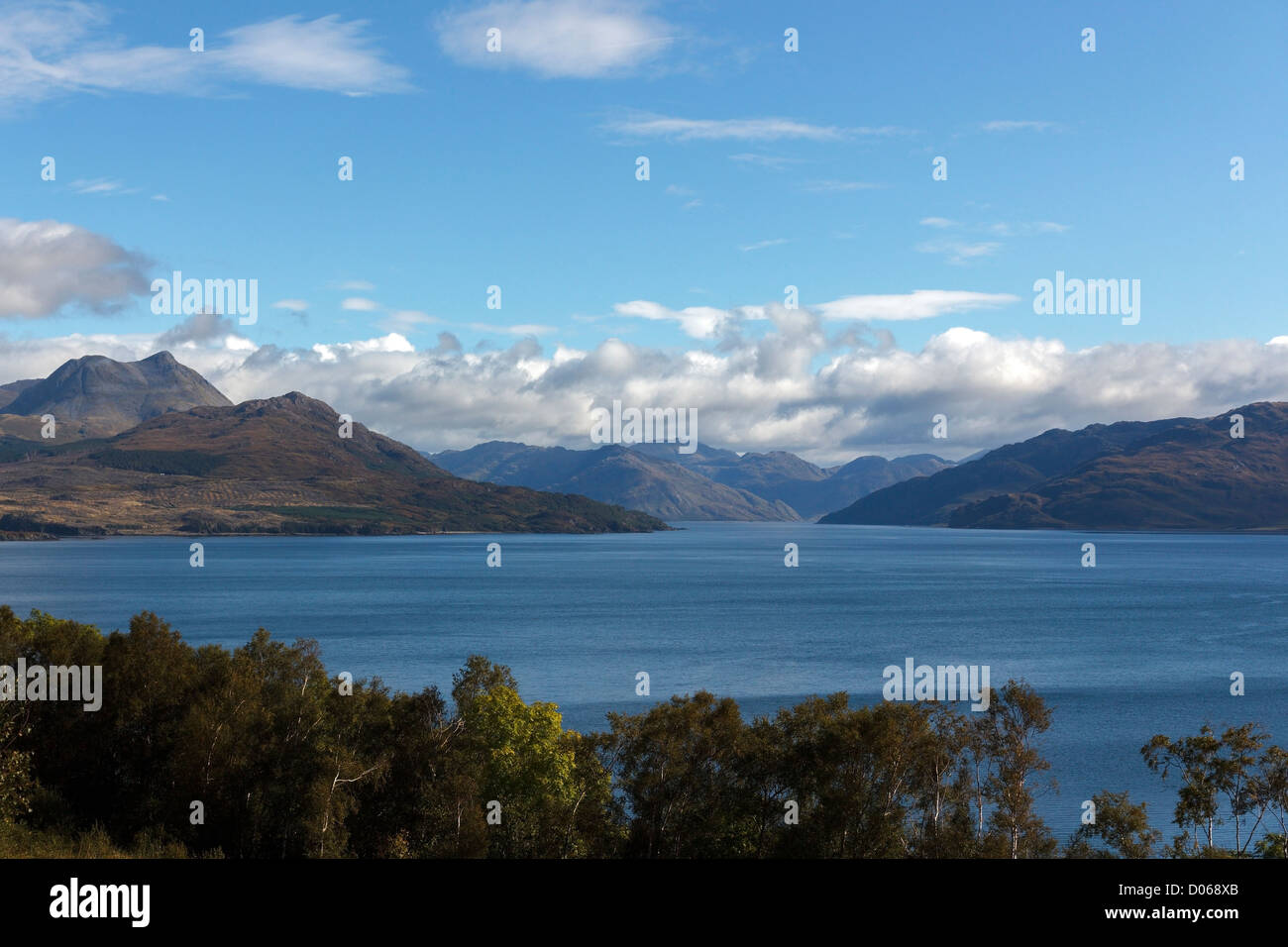 Entrée de Loch Hourn entouré par les montagnes des Highlands écossais, vu de l'île de Skye à travers le Sound of Sleat Banque D'Images