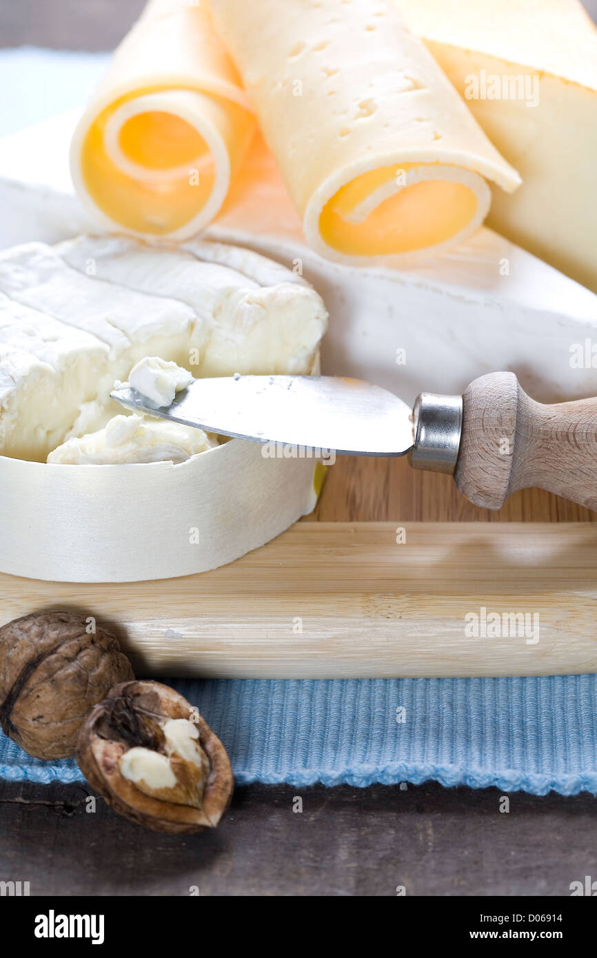Toujours sur la vie de fromage une planche en bois Banque D'Images