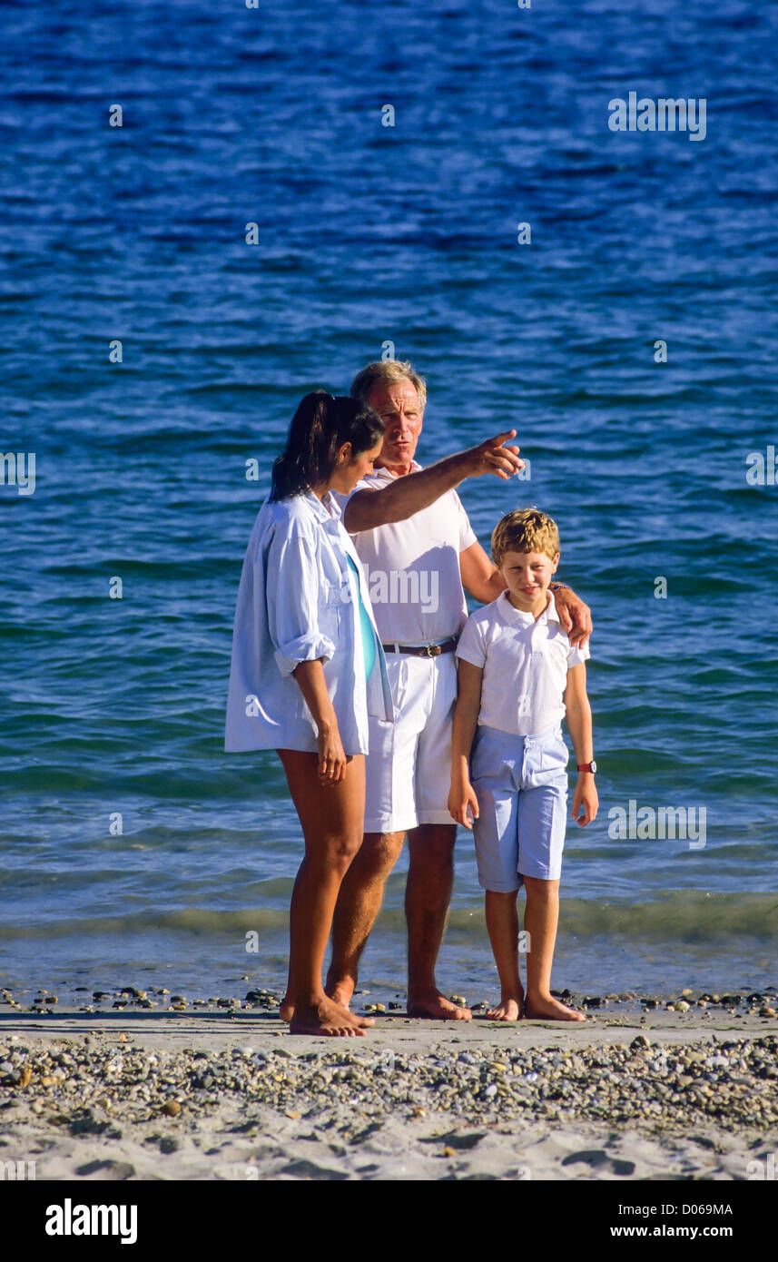 Couple avec femme enceinte et garçon sur mer Banque D'Images