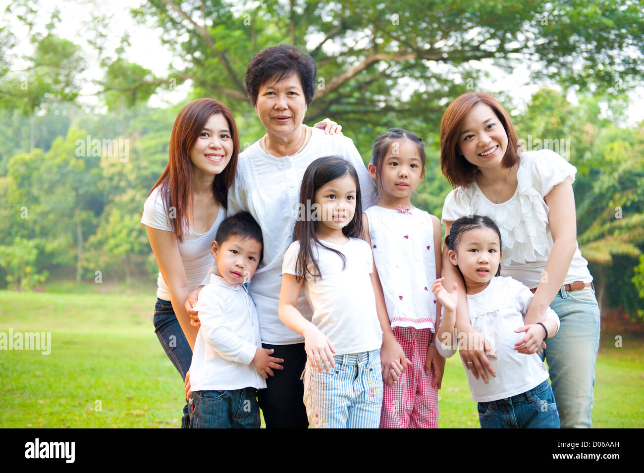 Asian family at outdoor park, 3 générations. Banque D'Images