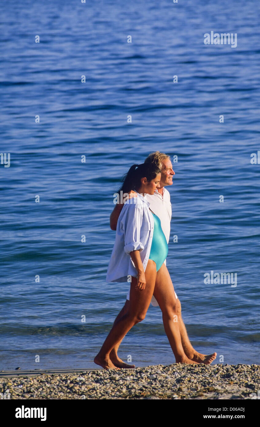 Couple avec femme enceinte strolling on beach Banque D'Images