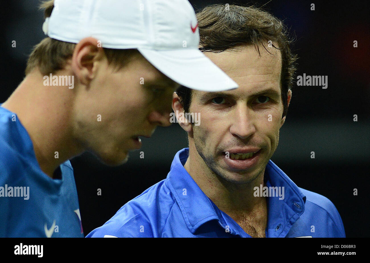 La République Tchèque Tomas Berdych, à gauche, et son coéquipier Radek Stepanek, droite, réagir lors de leur finale de la Coupe Davis de tennis match de double contre l'Espagne, Marcel Granollers et Marc Lopez à Prague, République tchèque, samedi, 17 novembre, 2012. (Photo/CTK Katerina Sulova) Banque D'Images