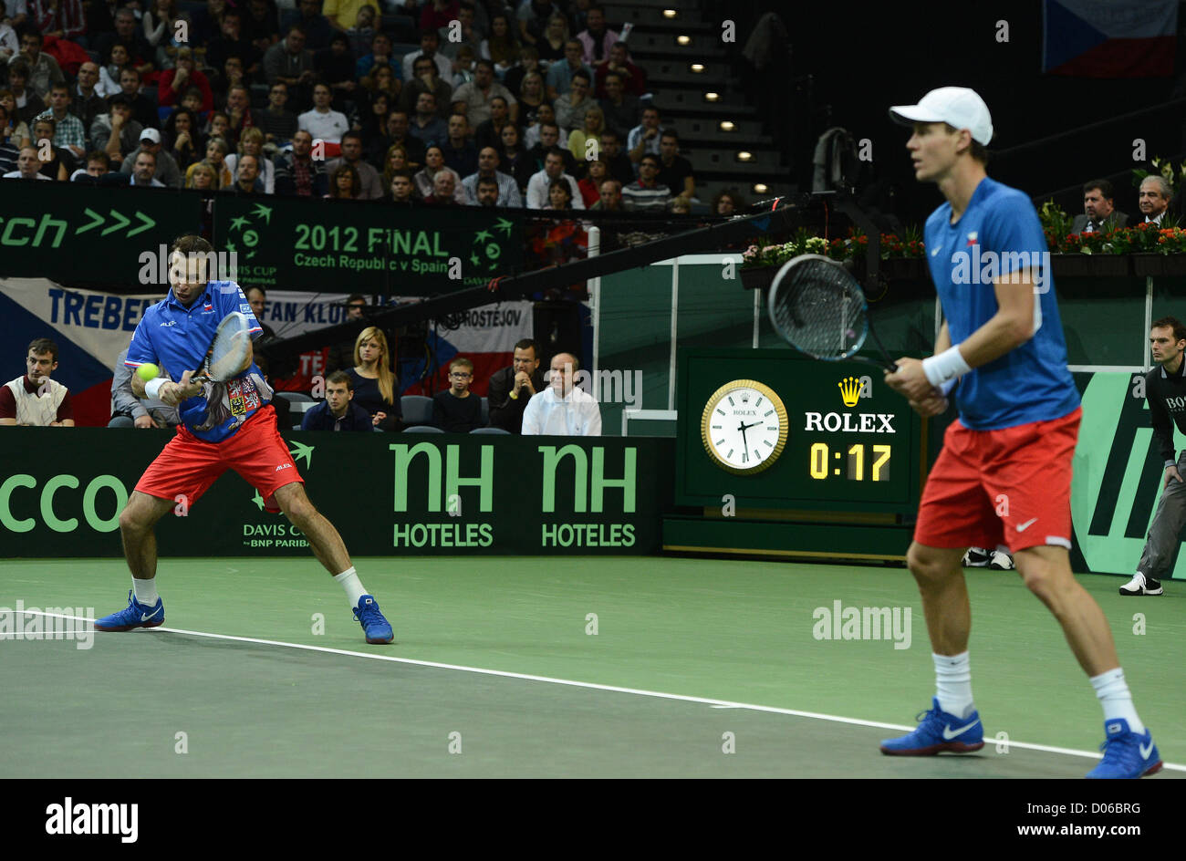 La République Tchèque Tomas Berdych, droite, et son coéquipier Radek Stepanek, gauche, réagir lors de leur finale de la Coupe Davis de tennis match de double contre l'Espagne, Marcel Granollers et Marc Lopez à Prague, République tchèque, samedi, 17 novembre, 2012. (Photo/CTK Katerina Sulova) Banque D'Images