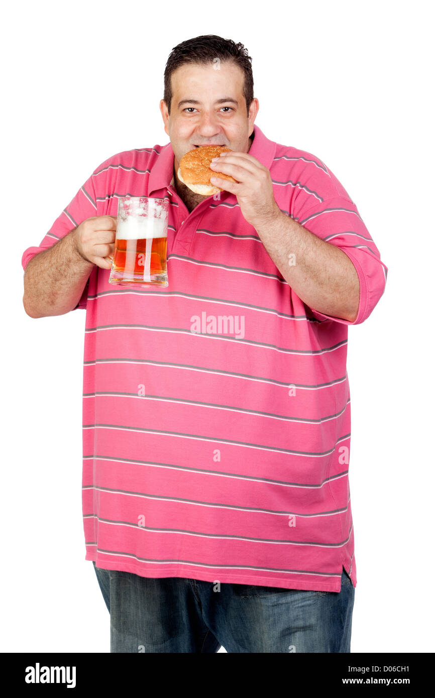 Gros homme boire un pot de bière et manger hamburger isolé sur fond blanc Banque D'Images