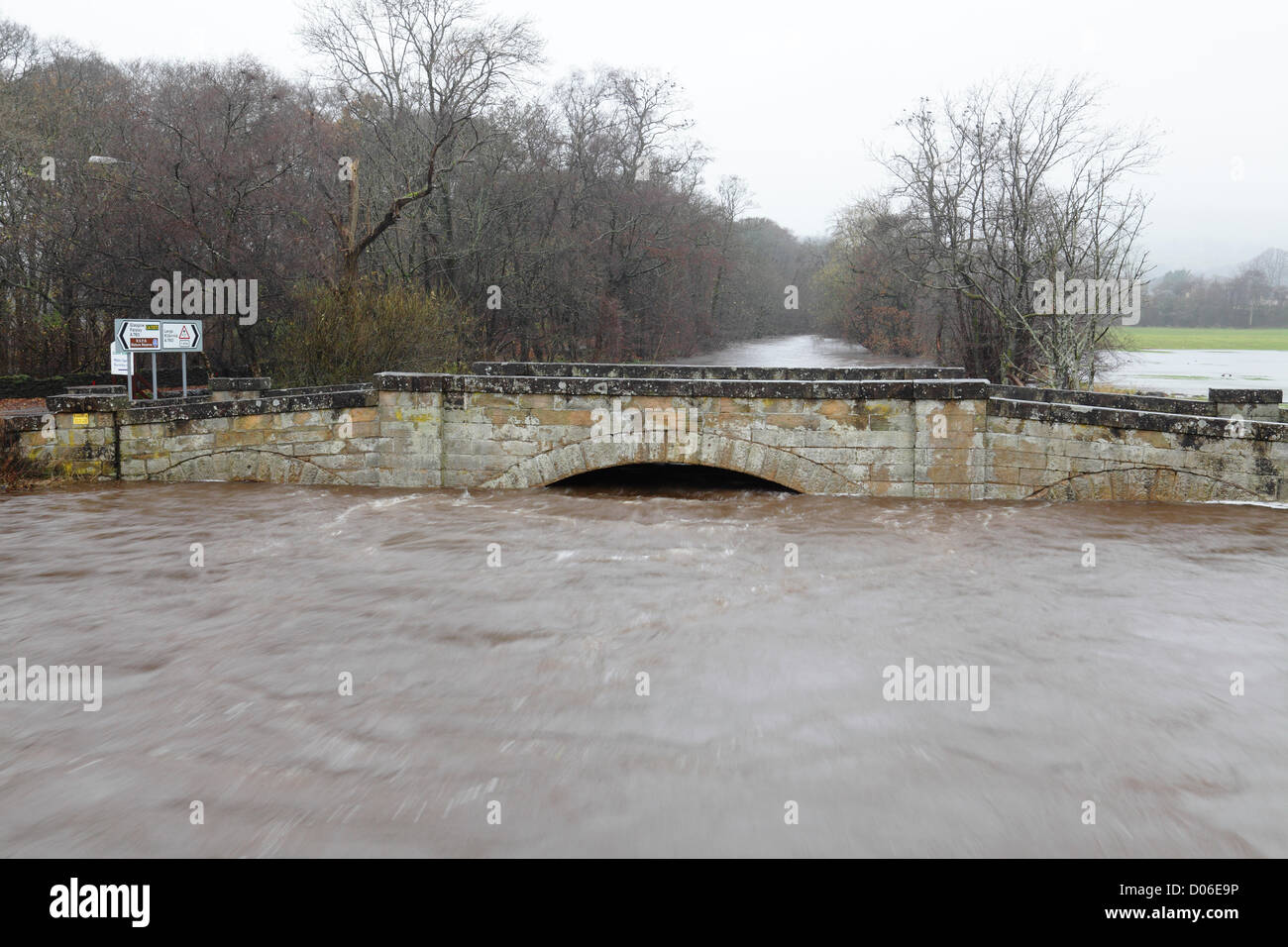 Lochlip Road, Lochwinnoch, Renfrewshire, Écosse, Royaume-Uni, lundi 19 novembre 2012. Le pont en pierre sur la rivière Calder après une forte pluie. Pour un exemple de l'aspect normal de la rivière, voir l'image Alay Numéro de référence D06FT3. Banque D'Images