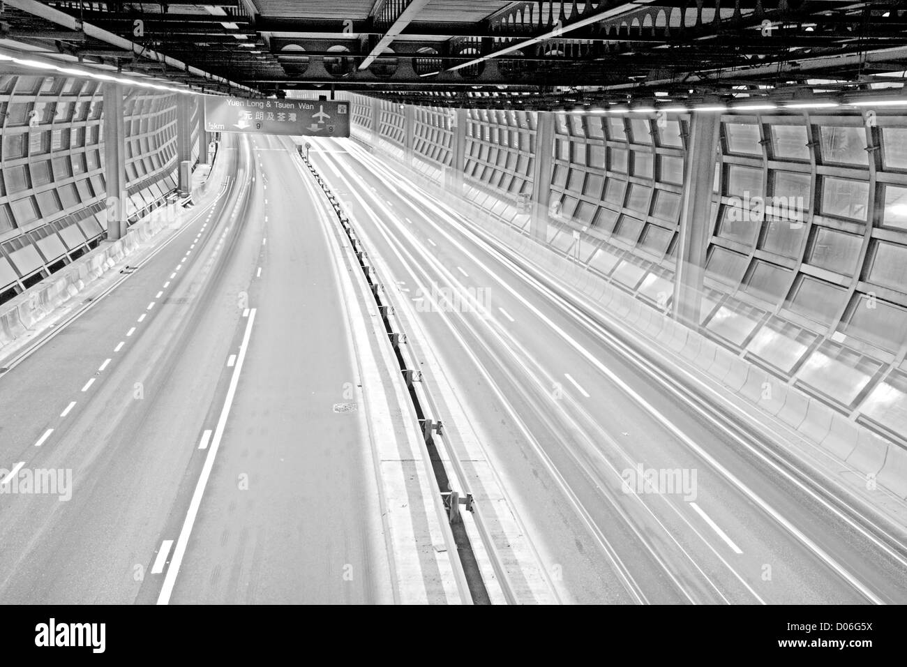 Le trafic du tunnel à Hong Kong at night Banque D'Images