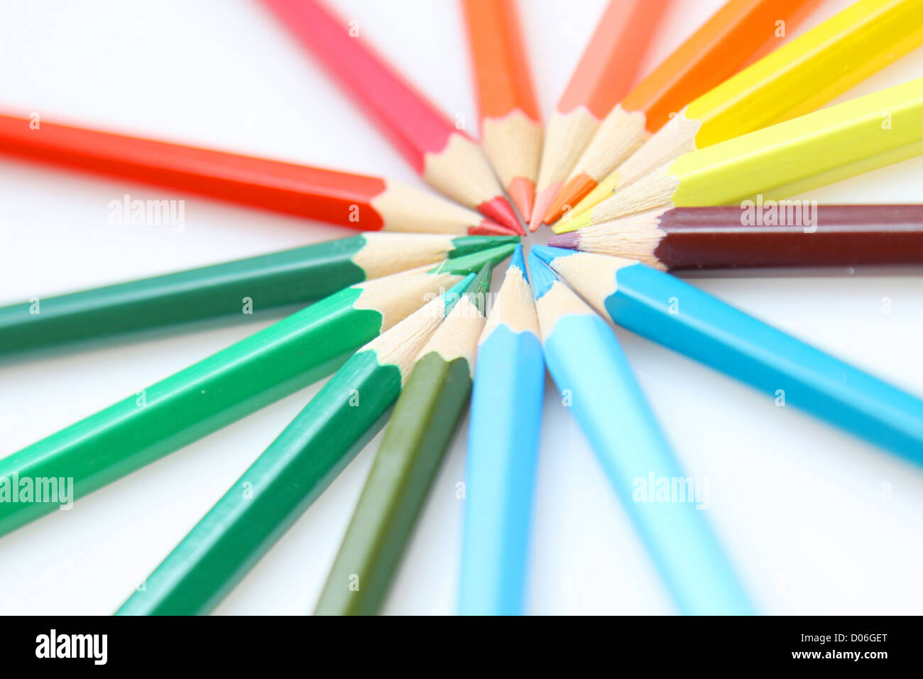 Crayons de couleur à organiser dans la roue de couleurs sur fond blanc Banque D'Images