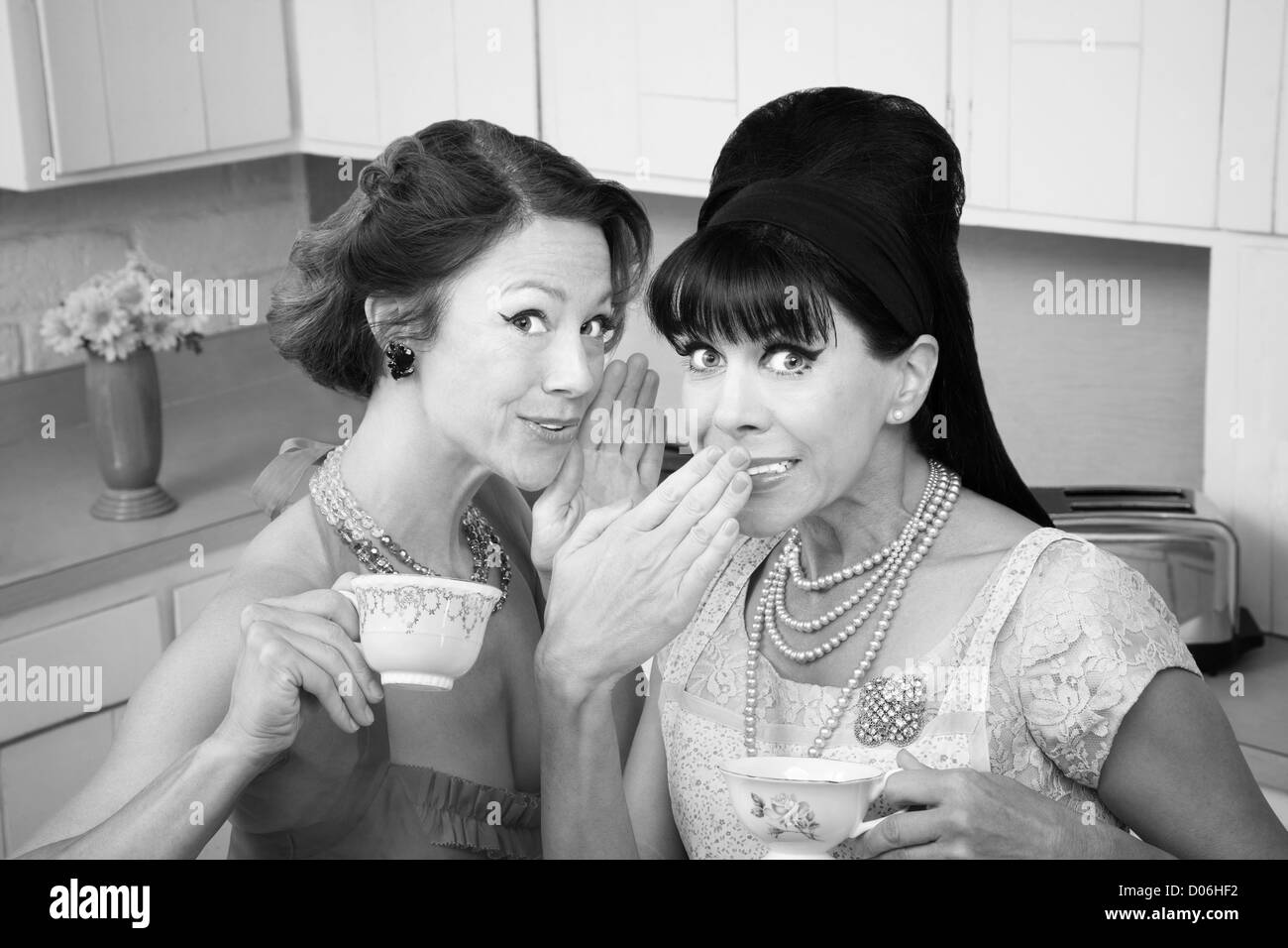 Middle-aged woman style rétro à son ami secret whispers Banque D'Images