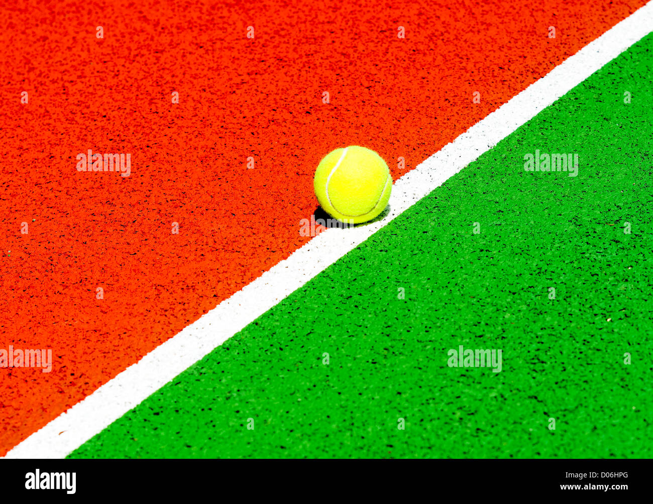 Balle de tennis sur un court de tennis Banque D'Images