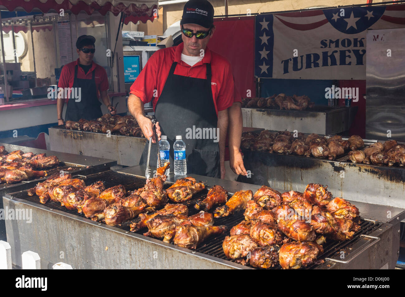 Foire du Comté de San Diego, Californie - barbecue la cuisson de la dinde les jambes. Banque D'Images