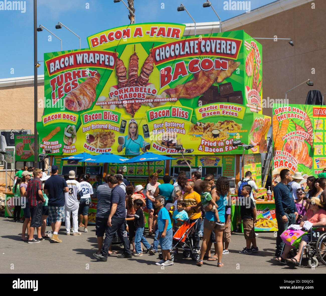 Foire du Comté de San Diego, Californie - les aliments d'engraissement annoncés parce qu'ils sont en mauvaise santé. Banque D'Images