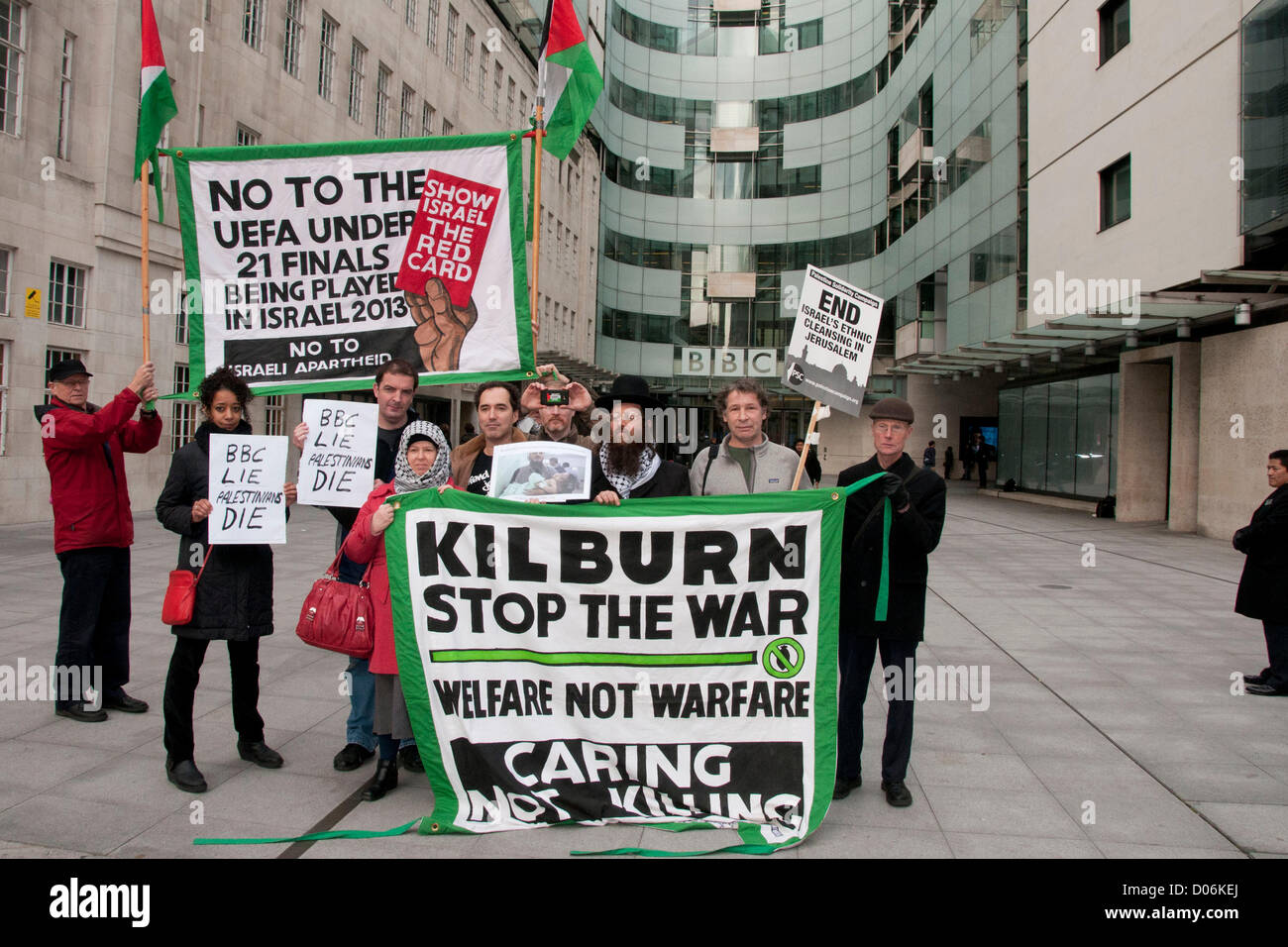 Londres, Royaume-Uni. 19/11/12. Stop the War Coalition (STWC) et des groupes pro-Palestiniens qui protestaient devant BBC Broadcasting House. Les manifestants affirment qu'il y a trop de parti pris en faveur du Gouvernement israélien dans la BBC, la couverture du conflit en Israël et à Gaza, en particulier par leur rédacteur diplomatique, Johnathan Marcus Crédit : Pete Maclaine / Alamy Live News Banque D'Images