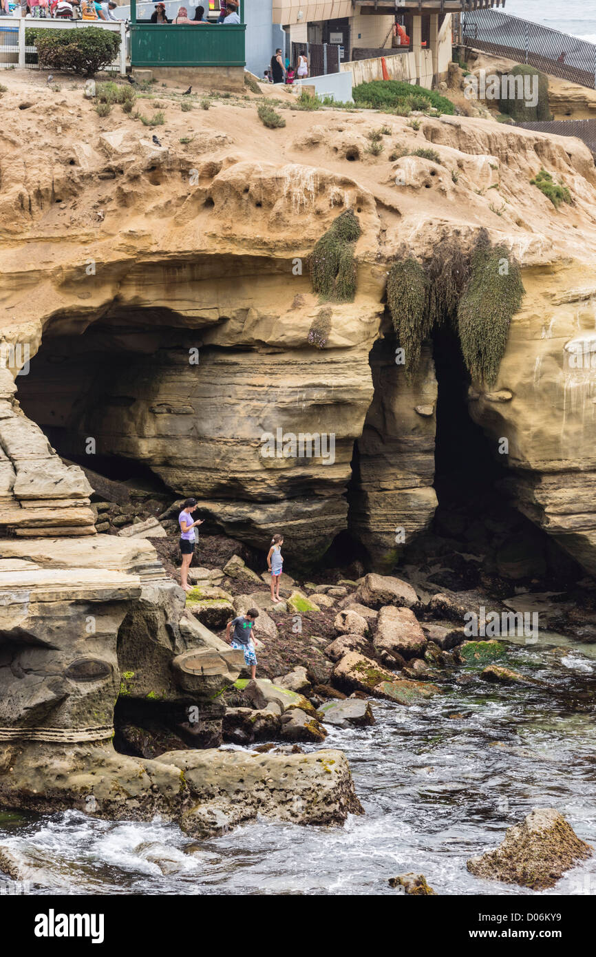 La Jolla, San Diego - Grottes de La Jolla Cove vu de l'autre avenue. Banque D'Images