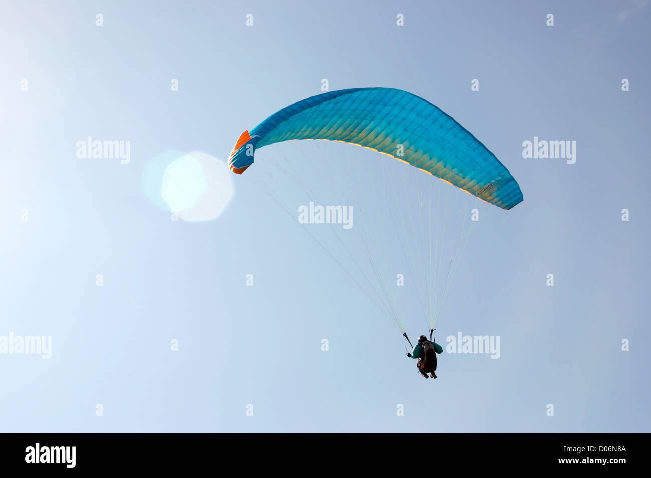 Parapente bleu sur fond de ciel bleu Banque D'Images