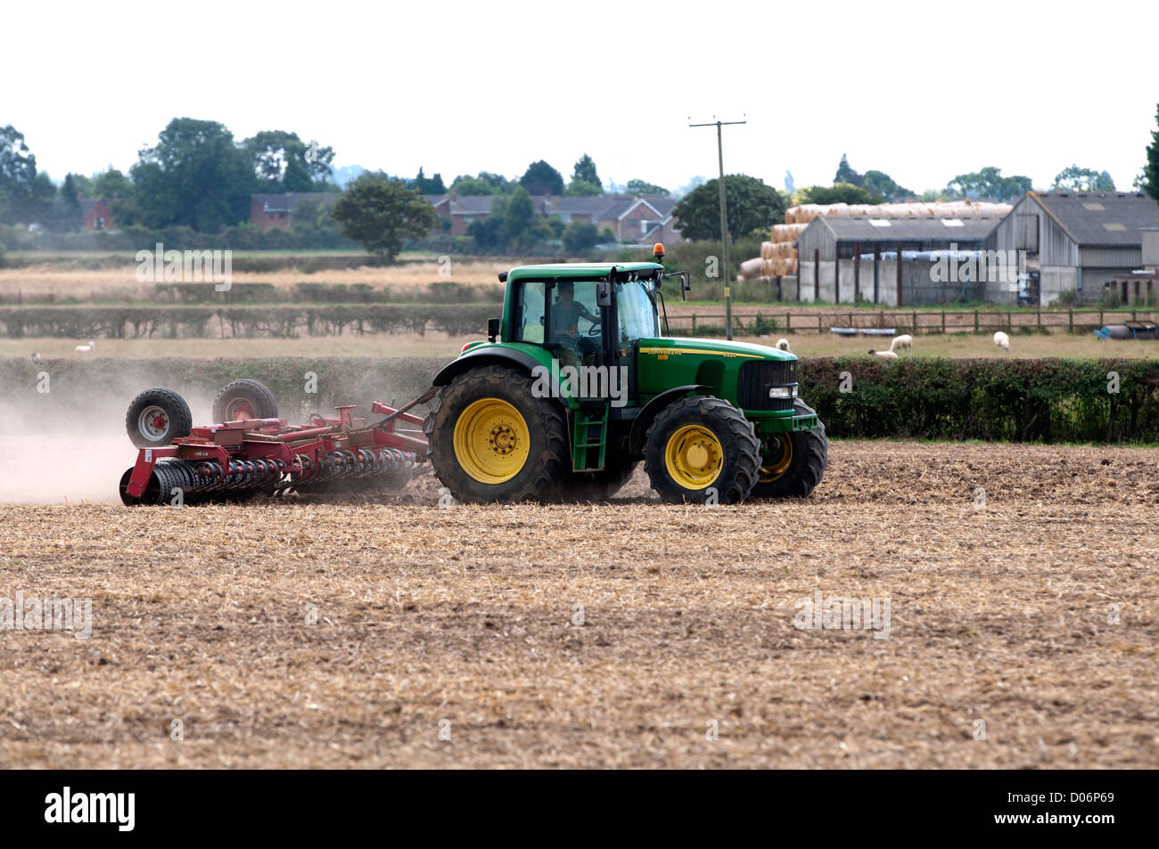 Tracteur John Deere le roulement d'un domaine Banque D'Images