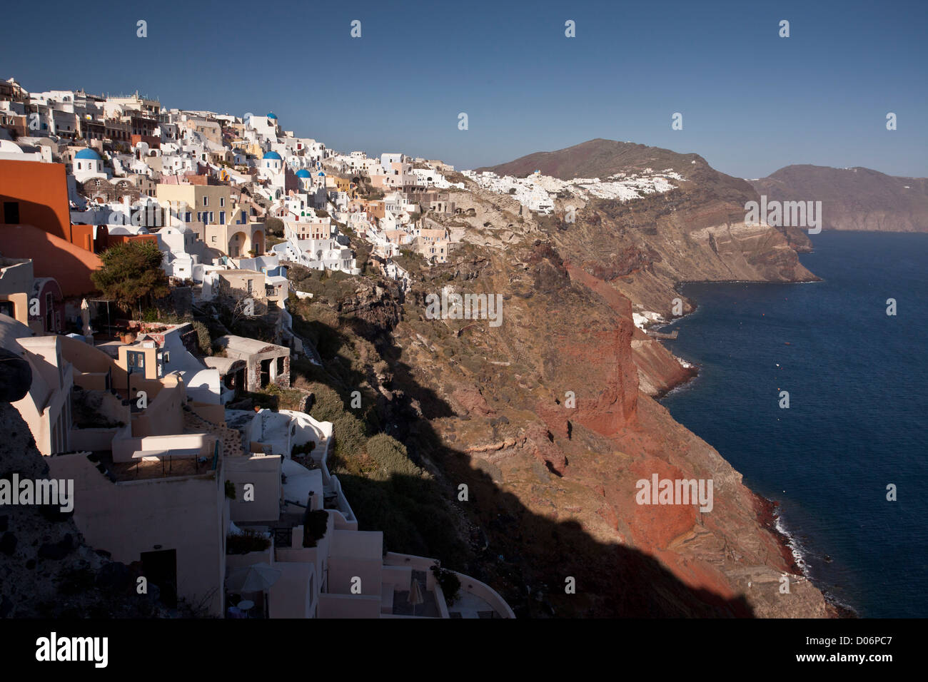 Village d'Oia, sur la falaise volcanique de Santorin (Thera), Grèce Banque D'Images