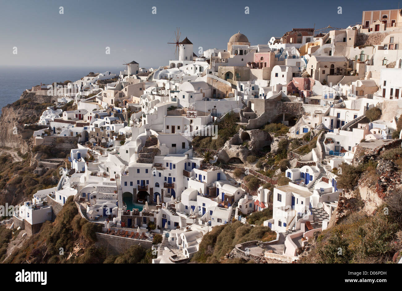 Village d'Oia, sur la falaise volcanique de Santorin (Thera), Grèce Banque D'Images