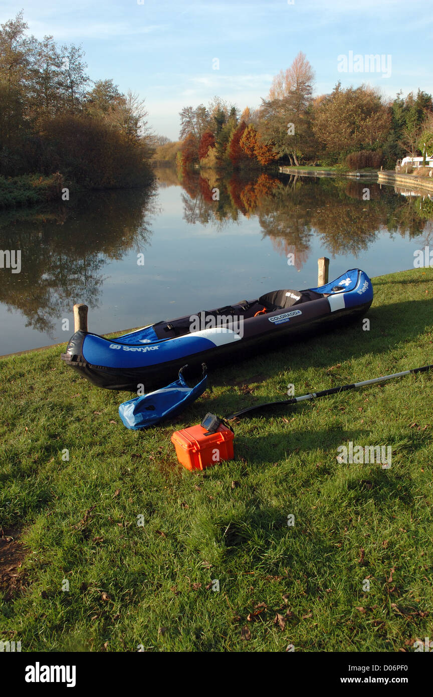 Sevylor Colorado Premium canoë gonflable à côté de la rivière Bure à Belaugh staithe, Norfolk Broads, Parc National Banque D'Images